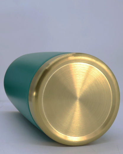 Termo tipo yeti 20 oz verde con fondo dorado